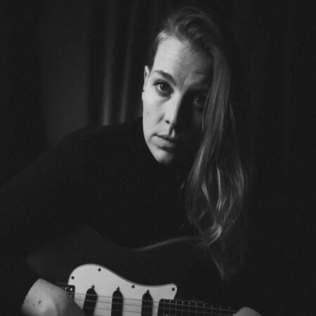 Schwarz-Weiß-Foto der Folk-Pop-Sängerin Hanne Kah