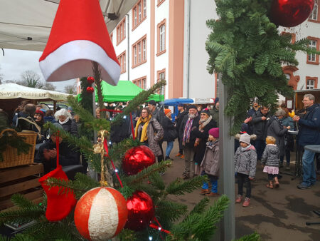 Weihnachtsbaum und Menschen auf dem Zitadellen-Weihnachtsmarkt
