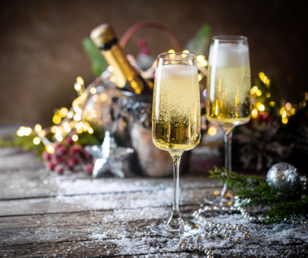 Champagnerglas vor Weihnachtsdeko