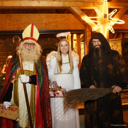 Nikolaus, Engel und Knecht Ruprecht auf dem historischen Weihnachtsmarkt